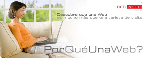 una mujer navegando en internet